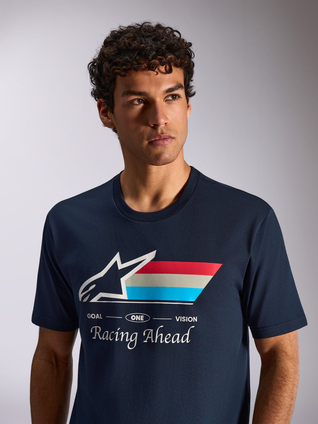 Alpinestars Trifecta CSF Tee, T-shirt a maniche corte, blu navy, logo Astars bianco con strisce tricolore e scritta 'Racing Ahead', scatto lifestyle motorsport casual