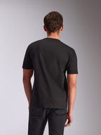 Alpinestars Trifecta CSF Tee, t-shirt a maniche corte, nero, vista posteriore su modello, streetwear casual ispirato al motorsport