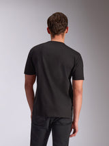 Alpinestars Trifecta CSF Tee, t-shirt a maniche corte, nero, vista posteriore su modello, streetwear casual ispirato al motorsport