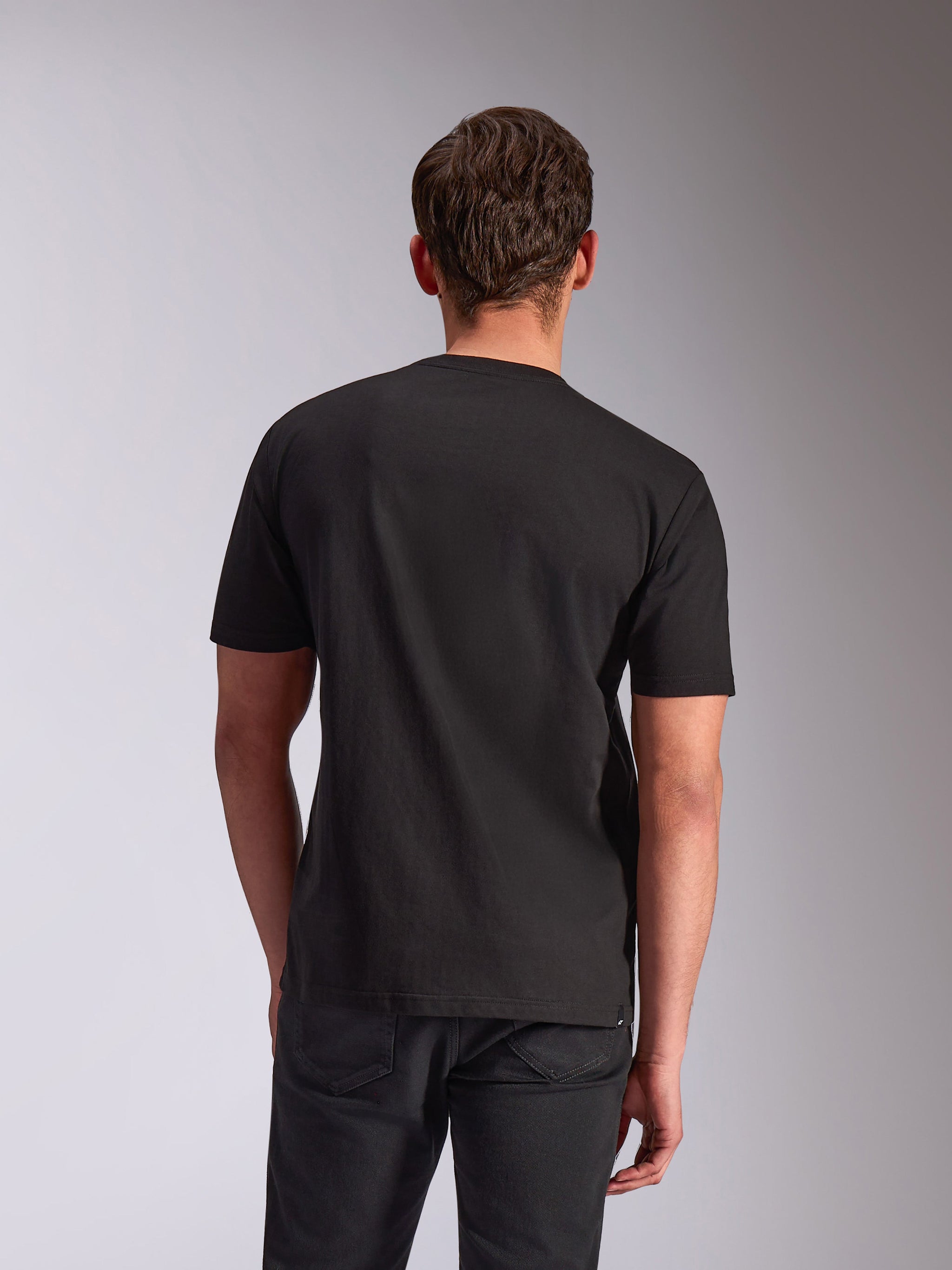 Alpinestars Trifecta CSF Tee, t-shirt a maniche corte, nero, vista posteriore su modello, streetwear casual ispirato al motorsport