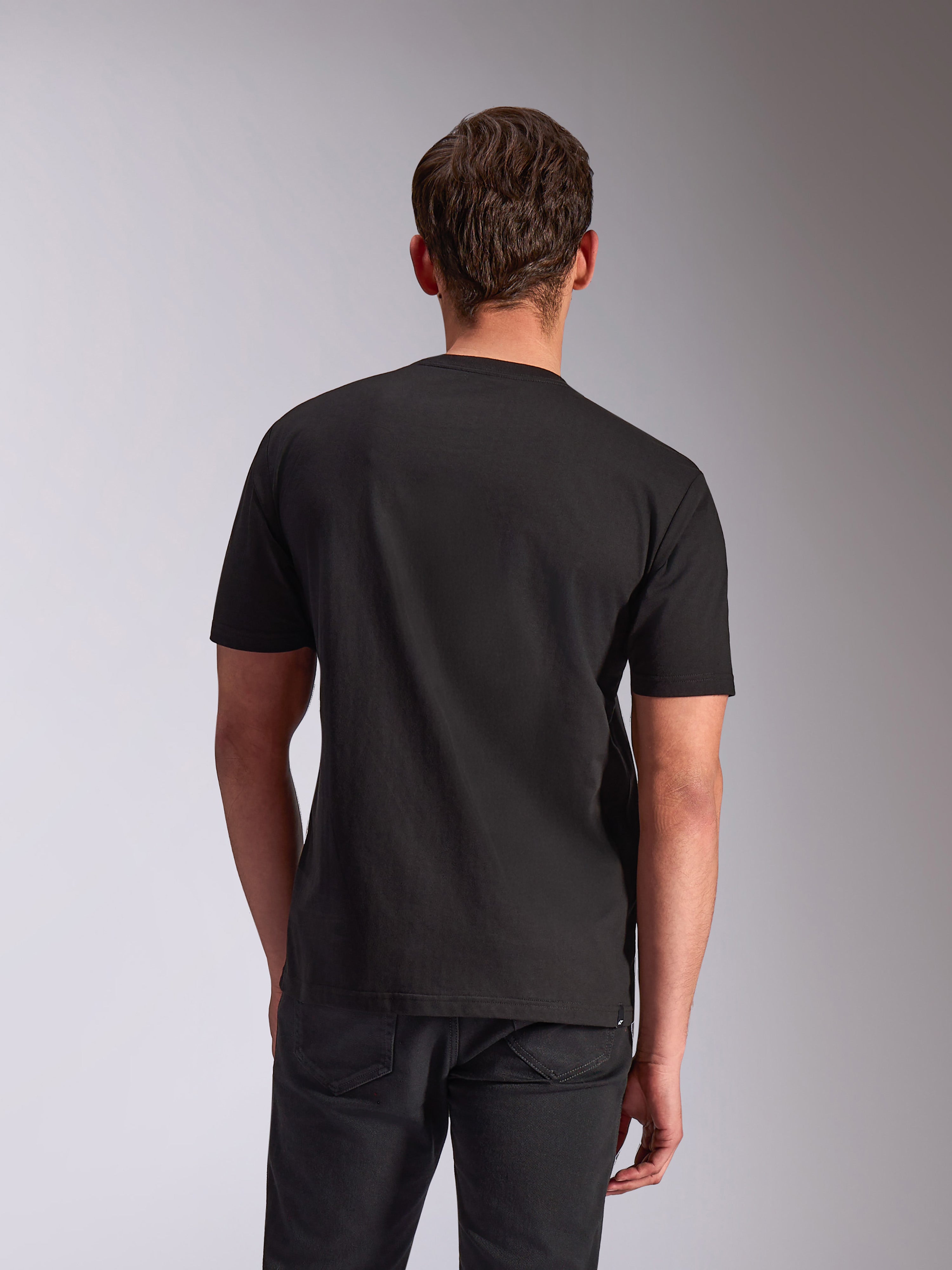 Alpinestars Trifecta CSF Tee, t-shirt a maniche corte, nero, vista posteriore su modello, streetwear casual ispirato al motorsport