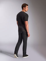 Alpinestars Trifecta CSF Tee, t-shirt a maniche corte, nero, vista posteriore di un uomo che indossa la maglietta con jeans neri e sneakers, abbigliamento casual motorsport streetwear