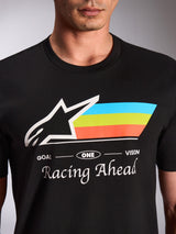 Alpinestars Trifecta CSF Tee, maglietta a maniche corte, nera, primo piano della grafica frontale con logo Astars bianco e strisce tricolore blu, verde e arancione, scritta 'Racing Ahead', streetwear casual motorsport