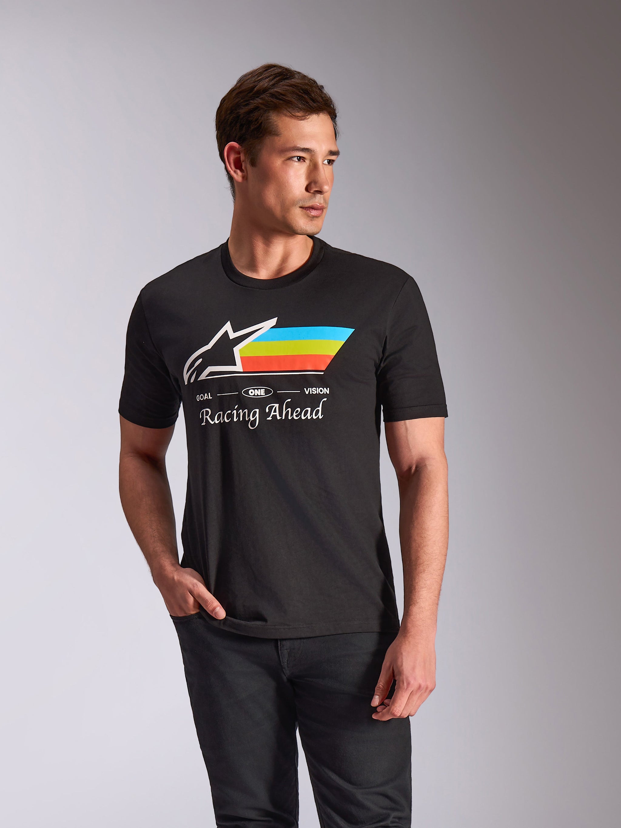 Alpinestars Trifecta CSF Tee, t-shirt a maniche corte, nero, con logo Astars bianco e strisce orizzontali ciano, verde lime e arancione, grafica con testo 'Racing Ahead', abbigliamento streetwear casual ispirato al motorsport indossato da un modello