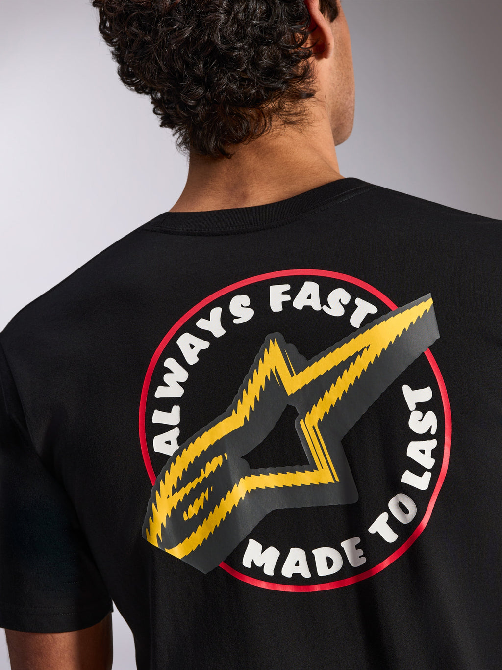 Alpinestars Aorbit CSF Tee, t-shirt a maniche corte, nero, dettaglio posteriore con grafica Always Fast Made to Last e logo a stella giallo, streetwear casual ispirato al motorsport