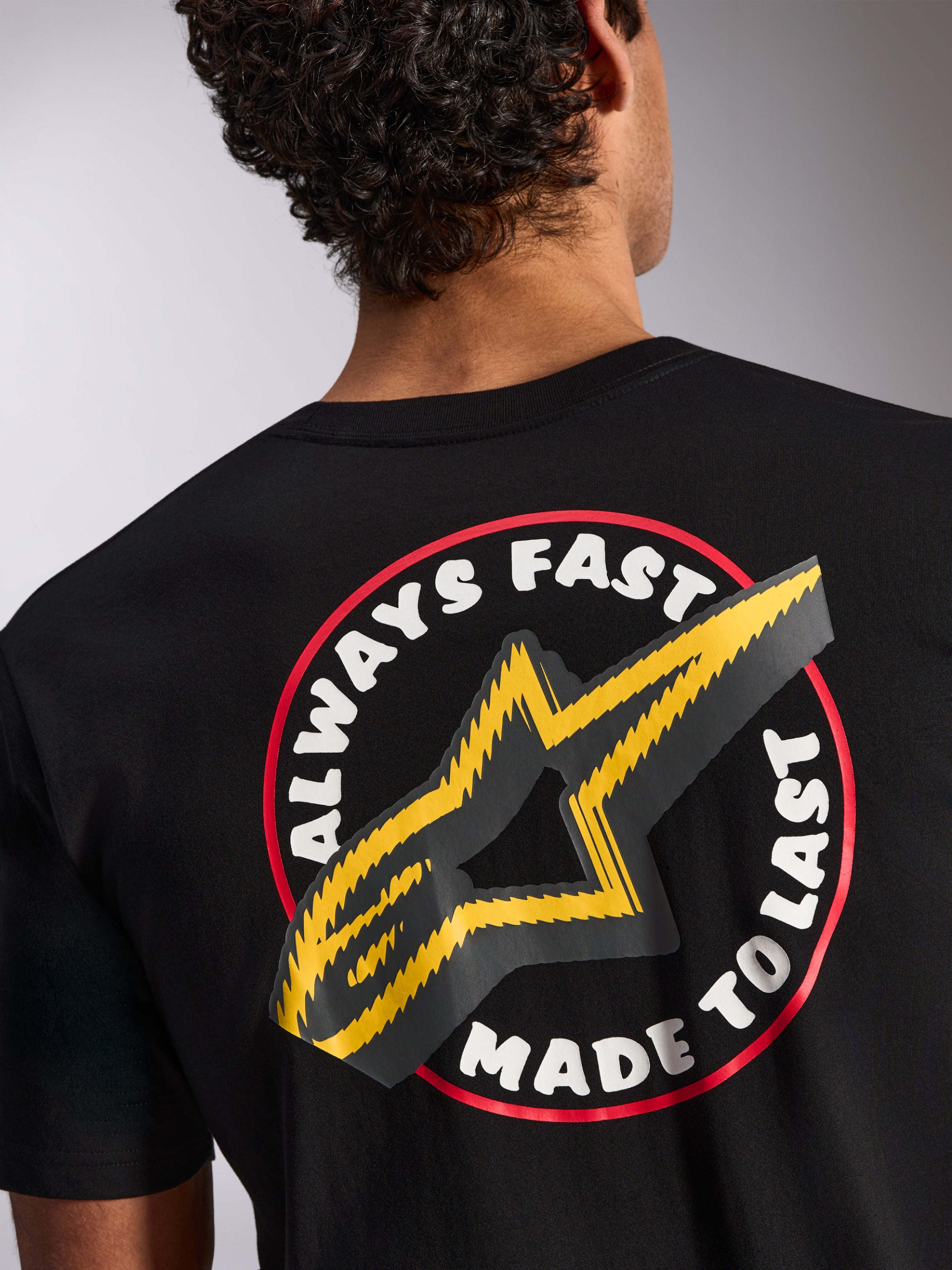 Alpinestars Aorbit CSF Tee, t-shirt a maniche corte, nero, dettaglio posteriore con grafica Always Fast Made to Last e logo a stella giallo, streetwear casual ispirato al motorsport