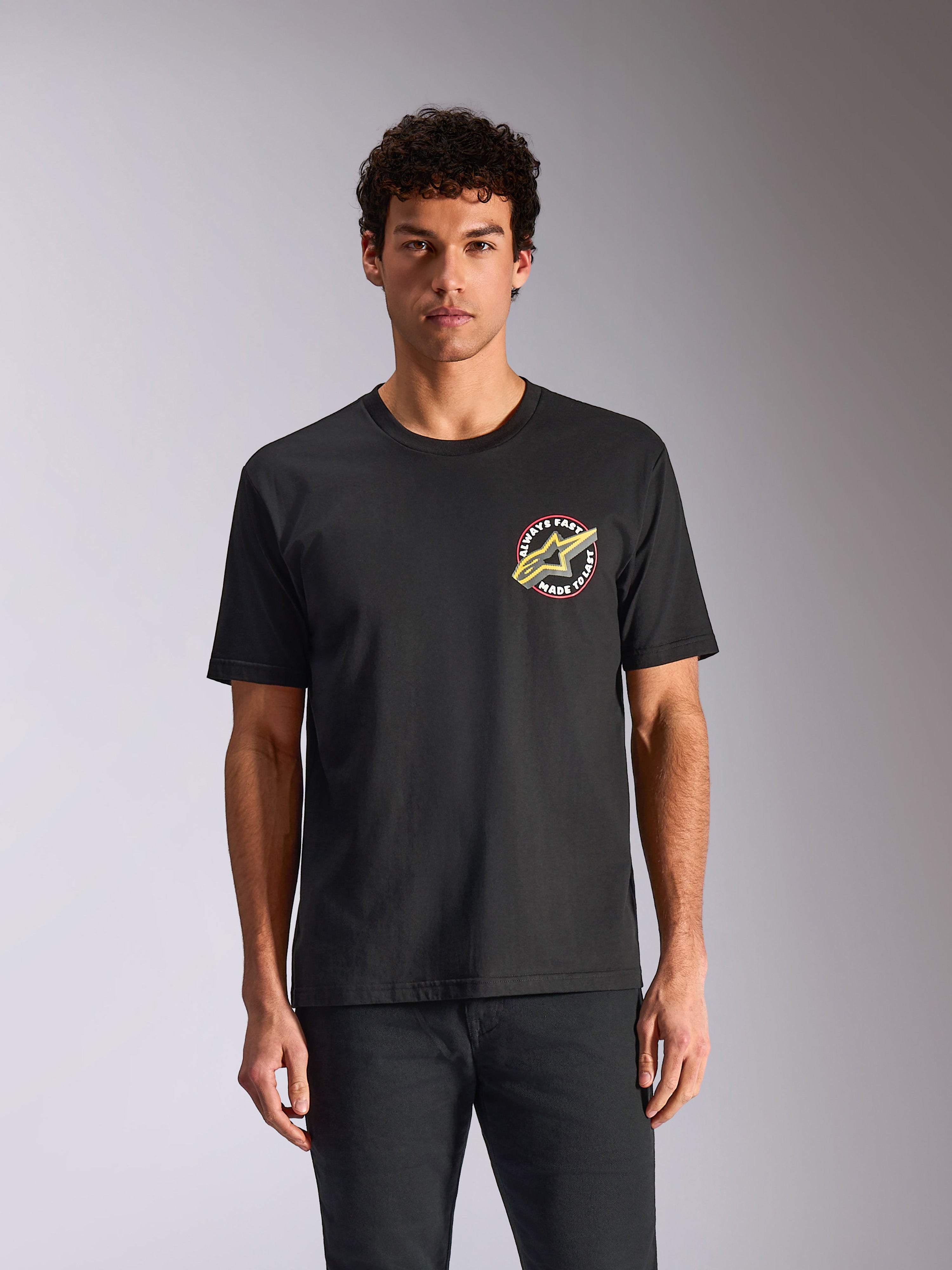 Alpinestars Aorbit CSF Tee, maglietta a maniche corte, nero, grafica circolare sul petto con logo Astars e scritta Always Fast Made to Last, streetwear casual ispirato al motorsport