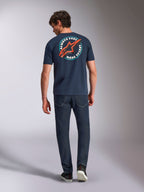 Alpinestars Aorbit CSF Tee, t-shirt a maniche corte, navy, vista posteriore su modello con grande grafica circolare, logo Astars rosso e scritta 'Always Fast Made to Last', streetwear casual motorsport