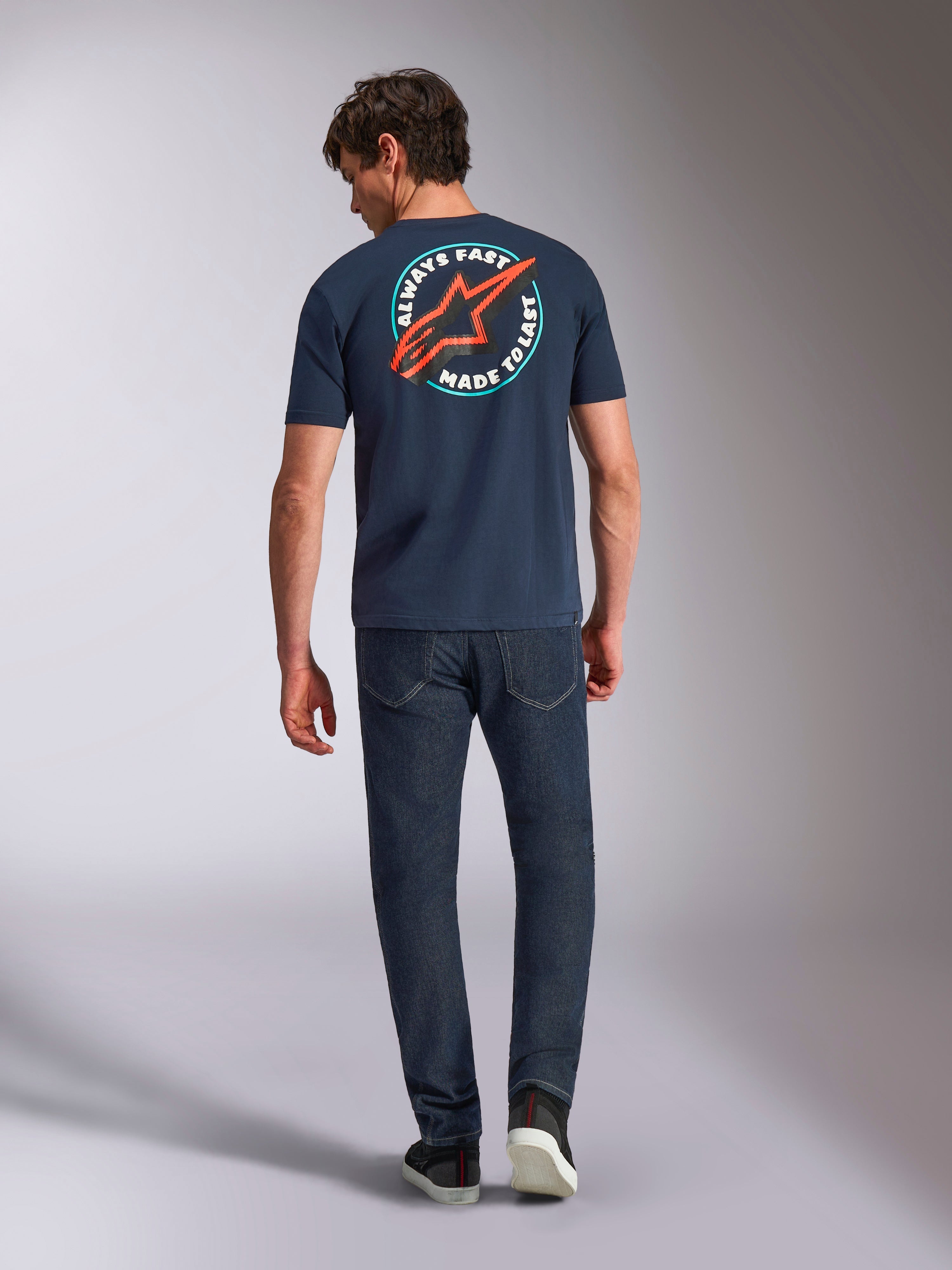 Alpinestars Aorbit CSF Tee, t-shirt a maniche corte, navy, vista posteriore su modello con grande grafica circolare, logo Astars rosso e scritta 'Always Fast Made to Last', streetwear casual motorsport