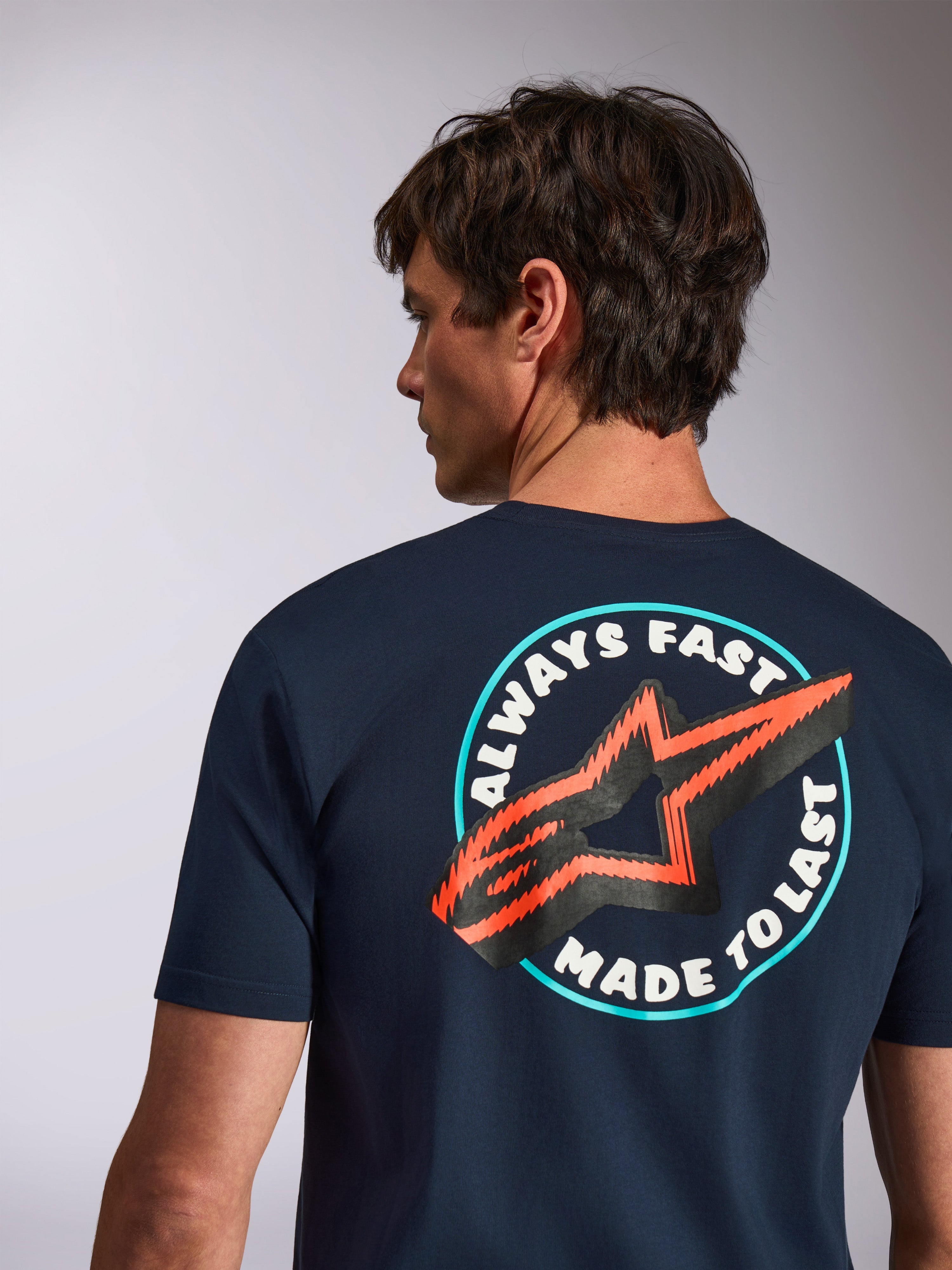 Alpinestars Aorbit CSF Tee, t-shirt a maniche corte, blu navy, vista posteriore con grafica Always Fast Made to Last e logo a stella arancione, streetwear casual motorsport