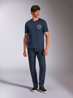 Alpinestars Aorbit CSF Tee, t-shirt a maniche corte, blu navy, grafica circolare sul petto con testo Always Fast Made to Last, indossata con jeans scuri e sneakers, abbigliamento casual motorsport lifestyle