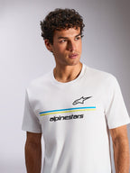 Alpinestars Lanes CSF Tee, t-shirt a maniche corte, bianca, con strisce orizzontali blu e verde lime, logo Astars e scritta neri, indossata da un modello con capelli ricci, streetwear casual ispirato al motorsport