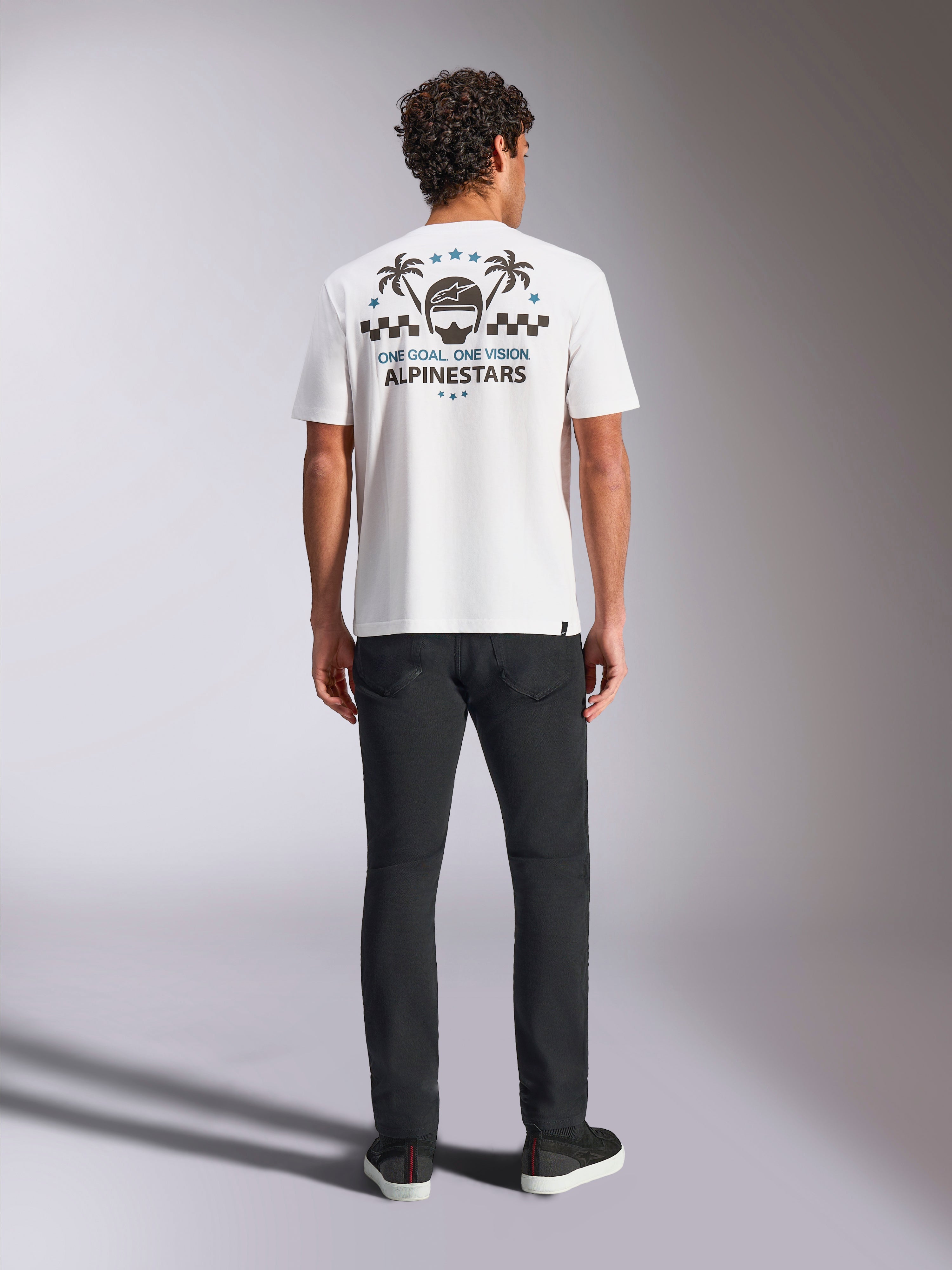 Alpinestars Order CSF Tee, T-shirt a maniche corte, bianca, vista posteriore con grafica di casco e palme, motivo a scacchi e logo Alpinestars, abbigliamento sportivo casual motorsport
