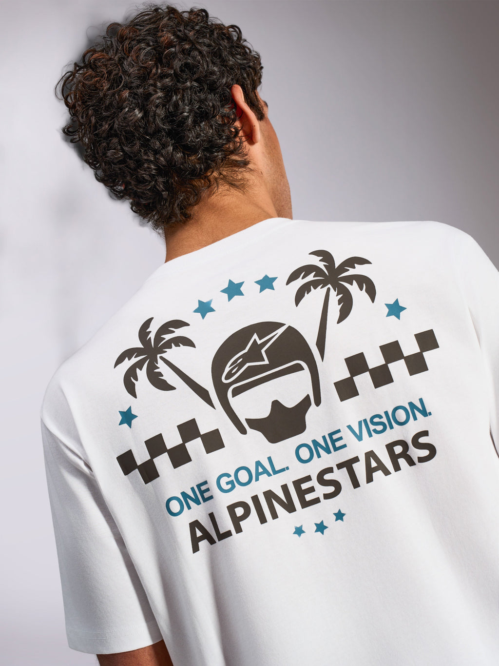 Alpinestars Order CSF Tee, t-shirt a maniche corte, bianco, vista posteriore con grafica di un casco, palme e testo 'ONE GOAL. ONE VISION.', abbigliamento casual motorsport streetwear