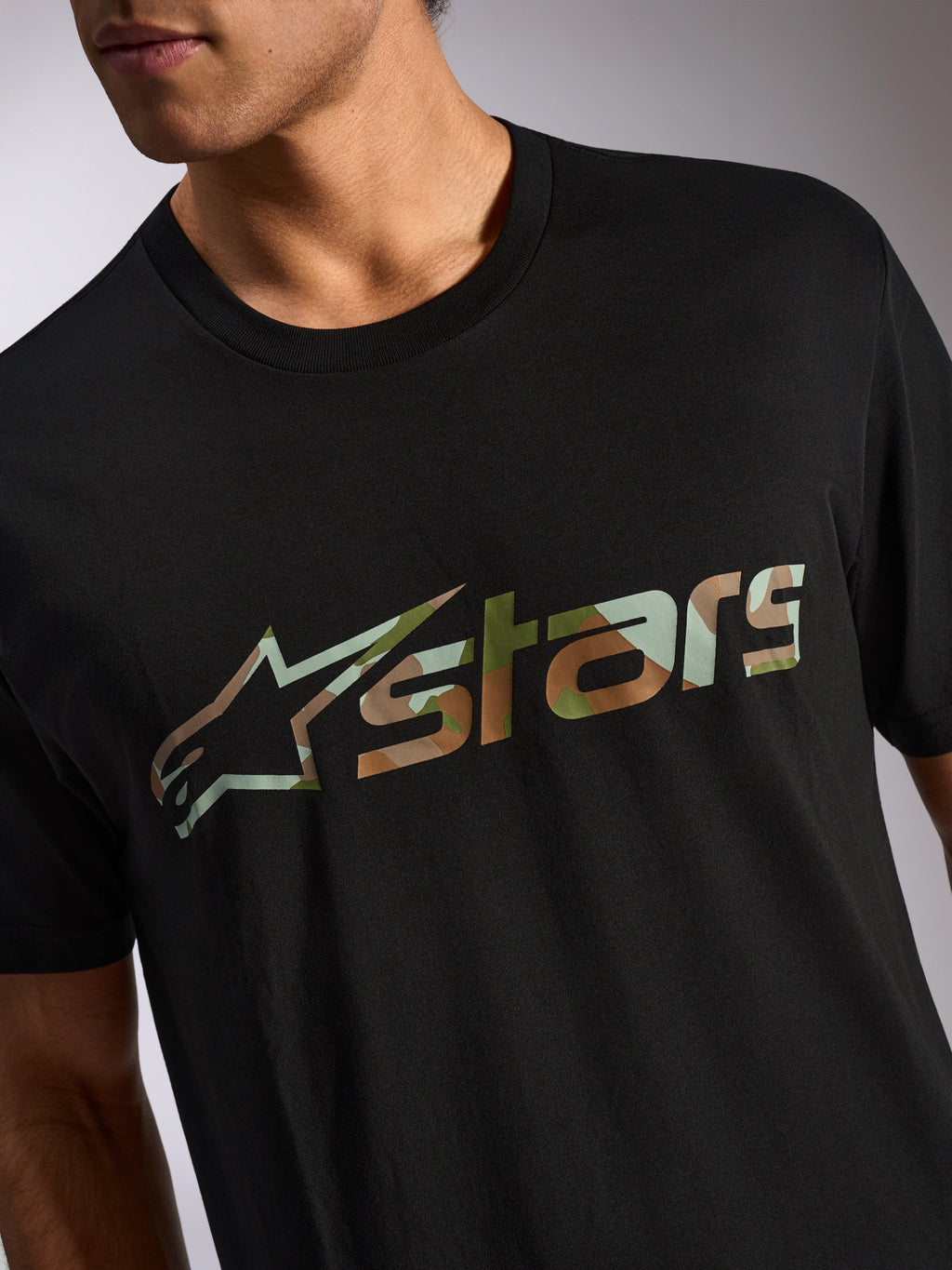 Alpinestars Verdure Camo CSF Tee, t-shirt a maniche corte, nera, logo Astars con riempimento camo sul petto, streetwear casual motorsport