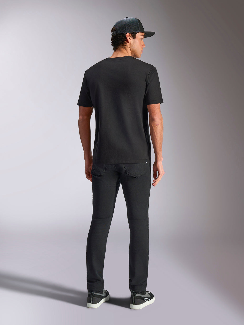 Alpinestars Maglietta Verdure Camo CSF, t-shirt a maniche corte, nero, vista dal retro, indossata con pantaloni neri e un cappellino in mesh, abbigliamento streetwear casual ispirato al motorsport