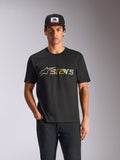 Maglietta Alpinestars Verdure Camo CSF, t-shirt a maniche corte, nero, indossata da un modello con cappellino e pantaloni neri, con logo Astars frontale con stampa camo, streetwear casual motorsport
