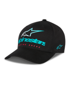Cappello Alpinestars Instinct, cappellino da baseball nero con visiera curva, logo Alpinestars color petrolio e stella a strisce sul davanti, scritta 'Racing Ahead' rossa, ricamo del logo laterale color petrolio, copricapo casual da motorsport