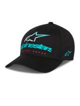 Cappello Alpinestars Instinct, cappellino da baseball nero con visiera curva, logo Alpinestars color petrolio e stella a strisce sul davanti, scritta 'Racing Ahead' rossa, ricamo del logo laterale color petrolio, copricapo casual da motorsport