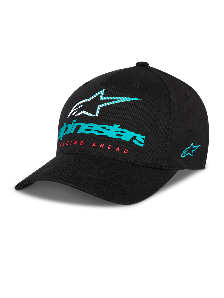 Cappello Alpinestars Instinct, cappellino da baseball nero con visiera curva, logo Alpinestars color petrolio e stella a strisce sul davanti, scritta 'Racing Ahead' rossa, ricamo del logo laterale color petrolio, copricapo casual da motorsport