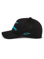 Cappello Alpinestars Instinct, profilo laterale di un cappello da baseball nero, con logo Astars ricamato in teal sul lato e logo frontale a gradiente, visiera curva con corona strutturata, streetwear casual da motorsport