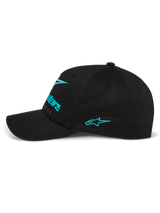 Cappello Alpinestars Instinct, profilo laterale di un cappello da baseball nero, con logo Astars ricamato in teal sul lato e logo frontale a gradiente, visiera curva con corona strutturata, streetwear casual da motorsport