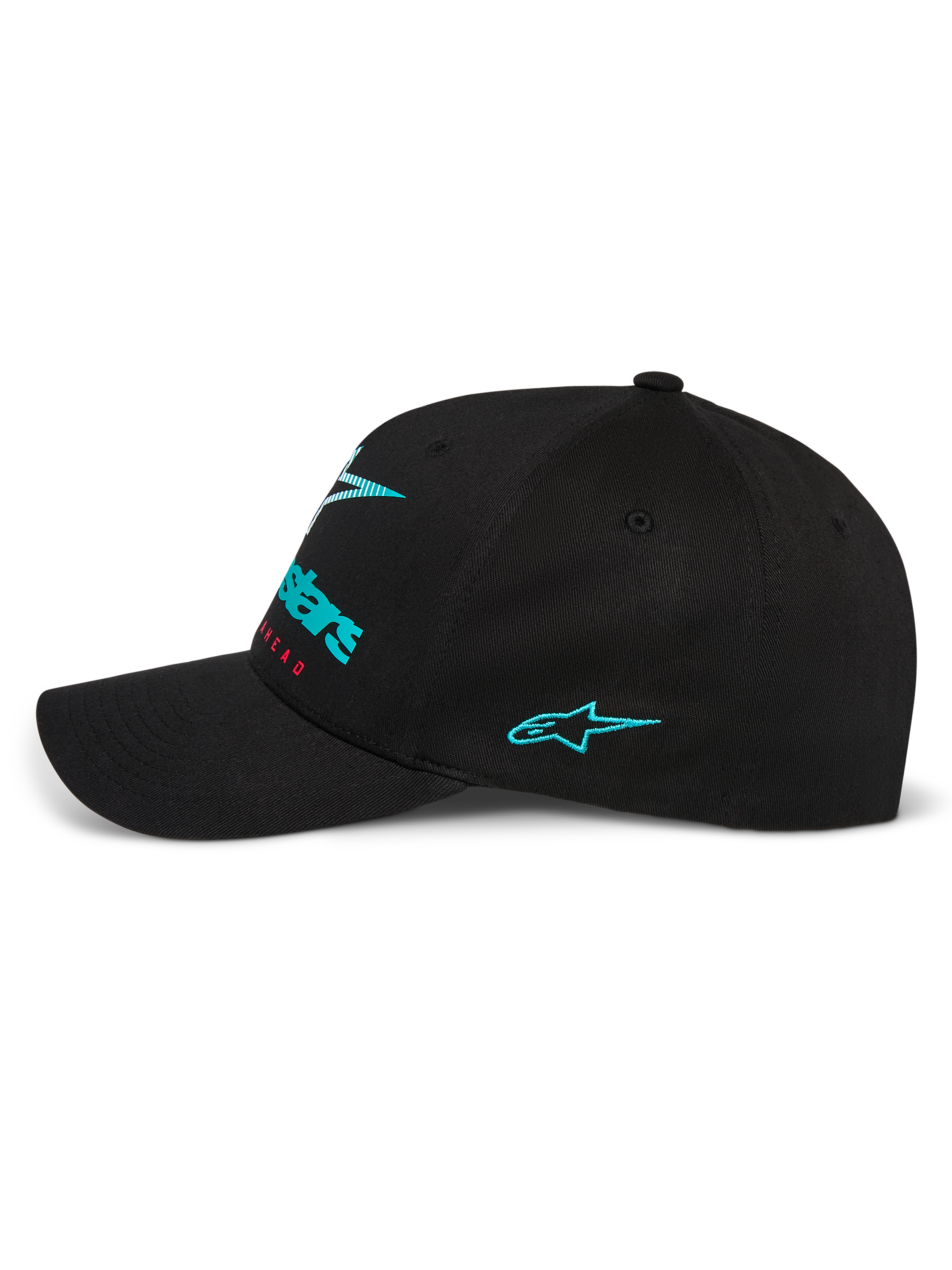 Cappello Alpinestars Instinct, profilo laterale di un cappello da baseball nero, con logo Astars ricamato in teal sul lato e logo frontale a gradiente, visiera curva con corona strutturata, streetwear casual da motorsport