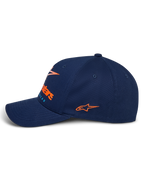 Cappello Alpinestars Instinct, cappello sportivo blu navy, vista laterale con visiera curva, logo laterale ricamato arancione, logo frontale con stampa a gradiente arancione, corona strutturata in tessuto twill