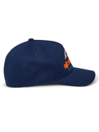 Cappello Alpinestars Instinct, blu navy, visiera curva con corona strutturata, vista laterale con stampa logo a gradiente arancione e blu, abbigliamento sportivo casual