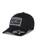 Cappello Alpinestars Surpass, berretto da baseball con visiera curva, nero, caratterizzato da una toppa rettangolare ricamata sul davanti con logo Astars e testo 'Racing Ahead', logo bianco ricamato sulla visiera, corona strutturata e tessuto twill per uno stile streetwear casual ispirato al motorsport.