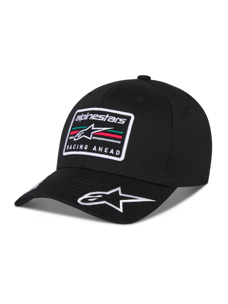 Cappello Alpinestars Surpass, berretto da baseball con visiera curva, nero, caratterizzato da una toppa rettangolare ricamata sul davanti con logo Astars e testo 'Racing Ahead', logo bianco ricamato sulla visiera, corona strutturata e tessuto twill per uno stile streetwear casual ispirato al motorsport.