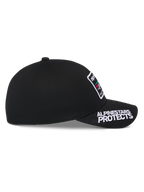 Alpinestars Cappello Surpass, nero, vista di profilo laterale, visiera curva con ricamo bianco 'ALPINESTARS PROTECTS', corona strutturata con toppa frontale con logo, copricapo casual ispirato al motorsport