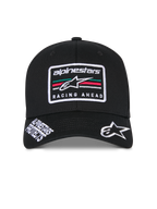 Cappello Alpinestars Surpass, cappellino da baseball strutturato nero, visiera curva con logo Astars ricamato in bianco e scritta 'Alpinestars Protects', toppa frontale con logo 'Racing Ahead' e strisce multicolore, copricapo casual ispirato al motorsport