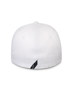 Cappello Alpinestars Surpass, bianco, vista posteriore di un berretto da baseball con retro flessibile, corona strutturata, piccola etichetta diagonale nera con logo Alpinestars sul bordo inferiore, abbigliamento sportivo casual