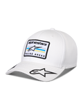Cappello Alpinestars Surpass, berretto da baseball bianco con visiera curva, corona strutturata, presenta una toppa ricamata frontale con logo Astars e testo 'RACING AHEAD', logo a stella aggiuntivo sulla visiera, copricapo casual ispirato al motorsport