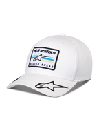 Cappello Alpinestars Surpass, berretto da baseball bianco con visiera curva, corona strutturata, presenta una toppa ricamata frontale con logo Astars e testo 'RACING AHEAD', logo a stella aggiuntivo sulla visiera, copricapo casual ispirato al motorsport