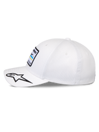 Cappello Alpinestars Surpass, berretto da baseball strutturato, bianco, visiera curva con logo a stella ricamato in bianco e nero, vista laterale con toppa frontale logo Astars, copricapo casual ispirato al motorsport