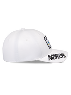 Cappello Alpinestars Surpass, bianco, visiera curva con ricamo nero 'ALPINESTARS PROTECTS', corona strutturata con toppa frontale con logo, berretto da baseball sportswear casual