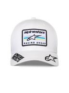 Cappello Alpinestars Surpass, berretto bianco con visiera curva e corona strutturata, toppa centrale con marchio 'alpinestars' e testo 'RACING AHEAD' su strisce blu e gialle, loghi neri ricamati sulla visiera, stile casual motorsport