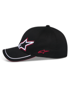 Alpinestars Corp Shift Relay Hat, cappello da baseball nero, profilo laterale con ricamo del logo Astars 3D in bianco e rosso, visiera curva con rifinitura sutache bianca e dettaglio sandwich rosso, copricapo casual motorsport
