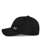 Cappello Alpinestars Pivot, cappello da baseball nero, vista laterale di profilo con visiera curva e corona strutturata, piccola toppa quadrata con logo Astars ricamato sul lato, copricapo casual ispirato al motorsport
