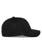Cappello Alpinestars Pivot, nero, vista di profilo laterale di un cappellino da baseball strutturato con visiera curva, tessuto twill, copricapo casual ispirato al motorsport