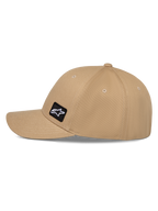 Cappello Alpinestars Pivot, cappello sportivo casual, color sabbia cachi, con visiera curva e corona strutturata, piccola toppa ricamata nera con logo Astars sul lato, resistente tessuto in twill di cotone