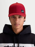 Alpinestars Cappello Pivot, cappello sportswear unisex, rosso scuro, vista frontale su modello con toppa logo Astars ricamata, visiera curva, corona strutturata e costruzione in twill resistente