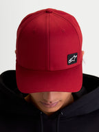 Alpinestars Cappello Pivot, cappello sportswear con visiera curva e corona strutturata, rosso scuro, unisex, piccola toppa nera con logo Astars ricamata su tessuto twill, vista su modello