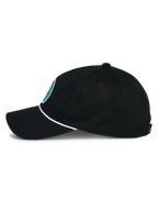 Cappello Alpinestars Calipalm Strapback, nero, vista laterale, visiera curva con dettaglio cordino bianco, tessuto in twill di cotone nero, toppa frontale colorata, copricapo casual ispirato al motorsport