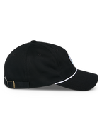 Cappello Alpinestars Calipalm Strapback, profilo laterale, nero, visiera curva con dettaglio cordino bianco, chiusura regolabile con fibbia in ottone, 100% twill di cotone, copricapo casual di ispirazione motorsport