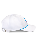 Cappello Alpinestars Calipalm Strapback, bianco, vista laterale che mostra la visiera curva e la corona bassa non strutturata, dettaglio in corda blu alla base, cinturino posteriore regolabile con fibbia in metallo, abbigliamento sportivo casual in twill di cotone