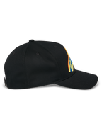Alpinestars Lucid Snapback Hat, cappello nero, vista di profilo laterale, visiera curva con corona strutturata, vivace ricamo del logo multicolore, tessuto in twill di cotone 100%