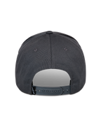 Cappello Alpinestars Lucid Snapback, grigio antracite, vista posteriore con chiusura snapback regolabile in plastica e piccola etichetta nera con logo, corona strutturata, accessorio casual ispirato al motorsport